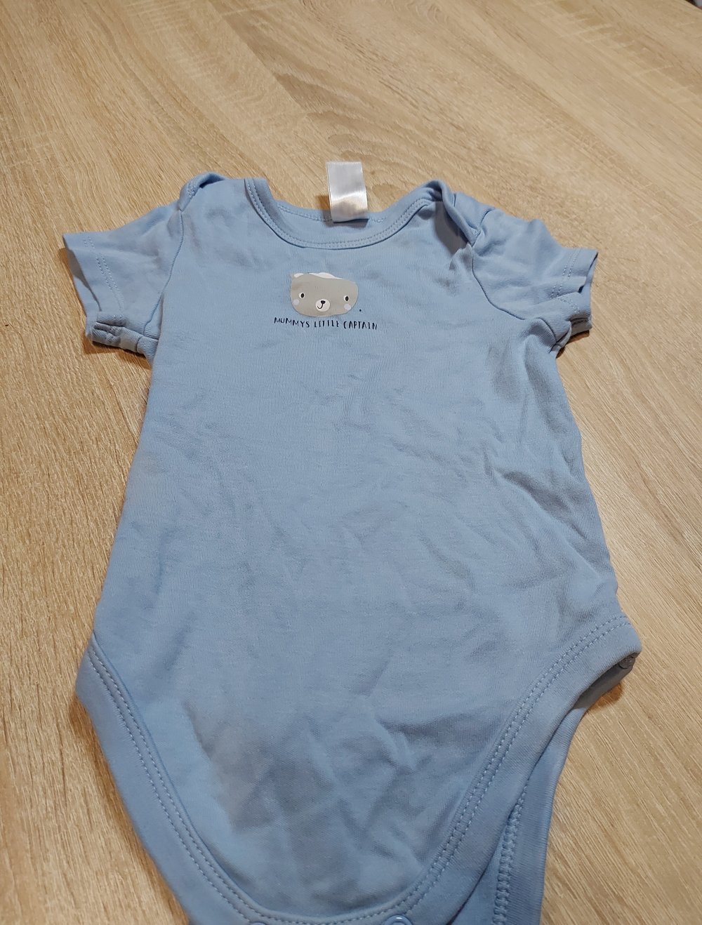 Hellblauer Kurzarmbody Baby Club Größe 74