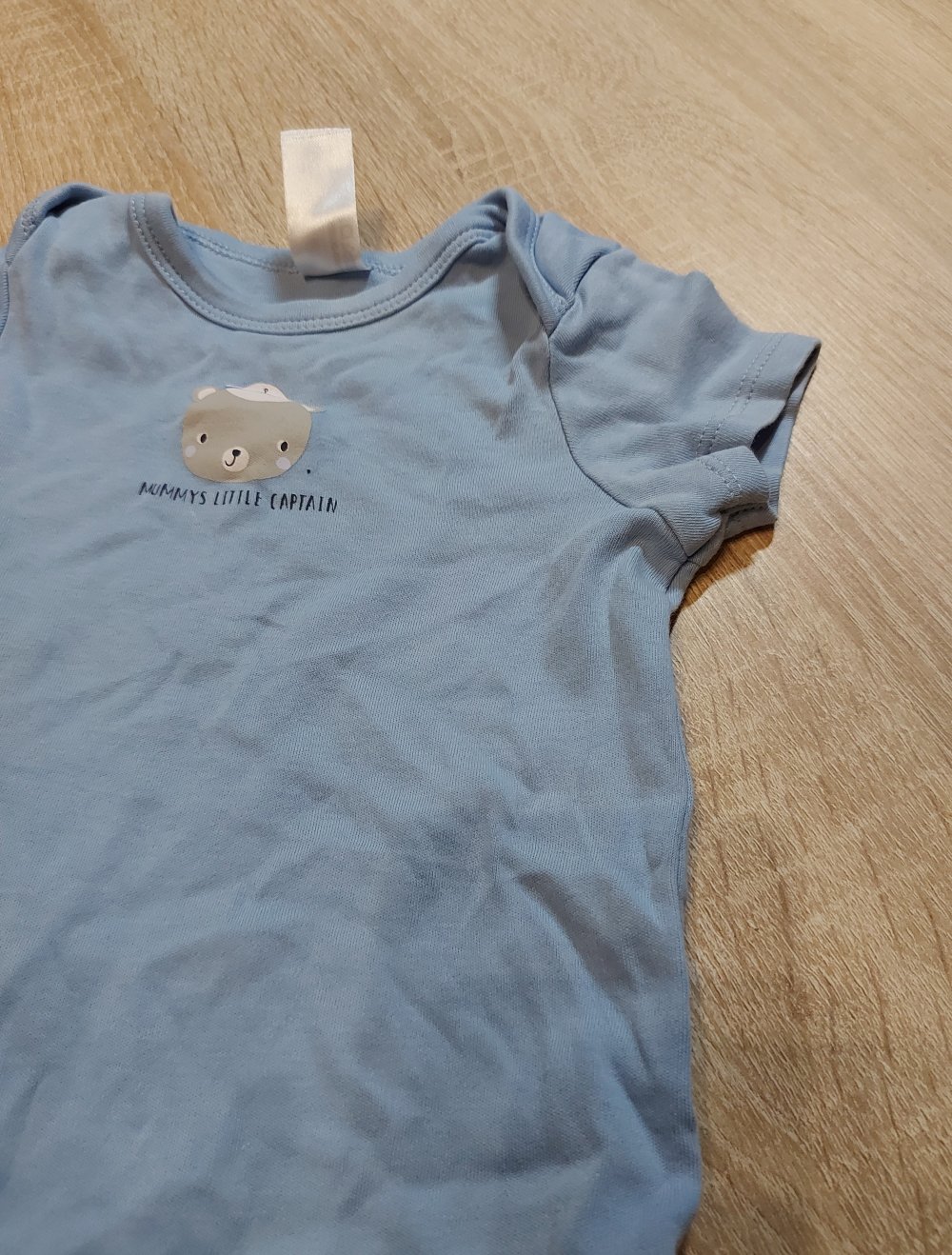 Hellblauer Kurzarmbody Baby Club Größe 74