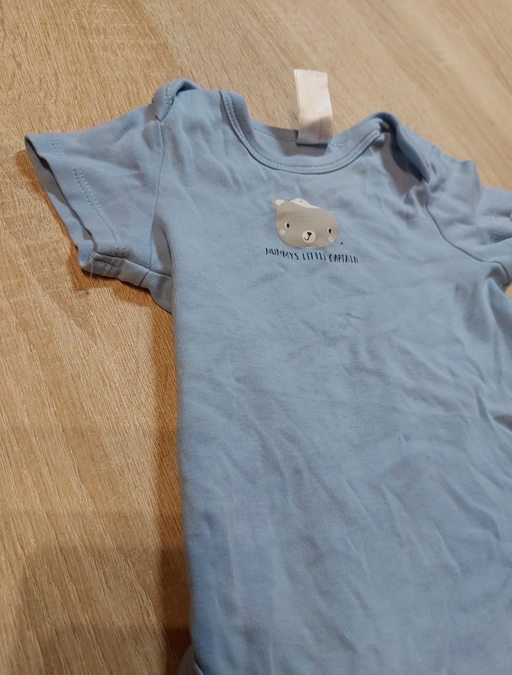 Hellblauer Kurzarmbody Baby Club Größe 74