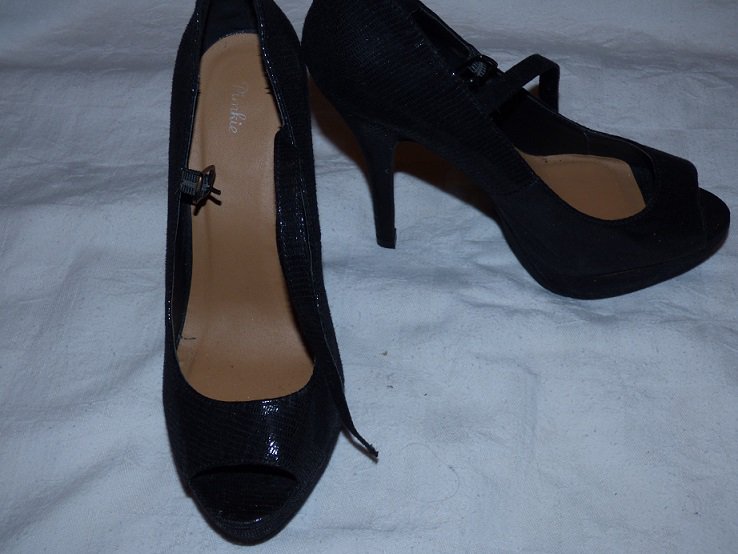 Elegante Schuhe mit Schlangenschuppenoptik