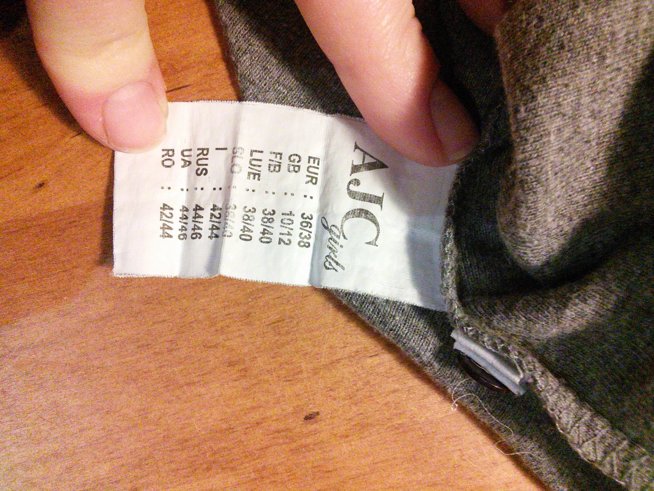 Graues T-Shirt mit Knöpfen