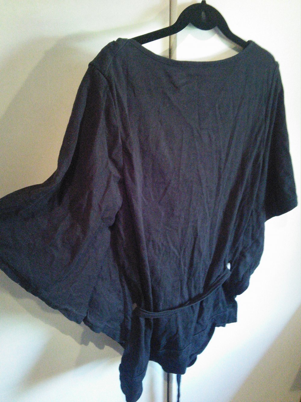 Schwarzes Fledermausshirt