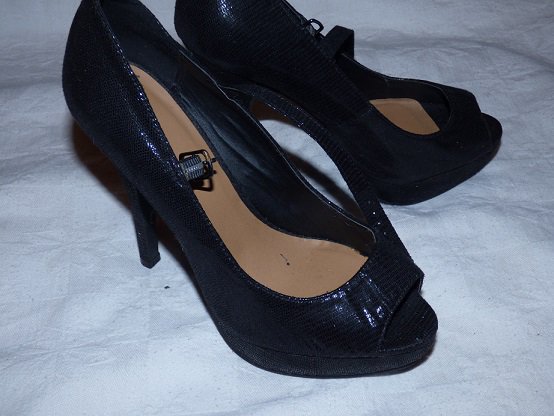 Elegante Schuhe mit Schlangenschuppenoptik