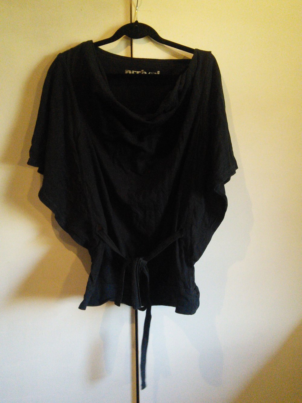 Schwarzes Fledermausshirt