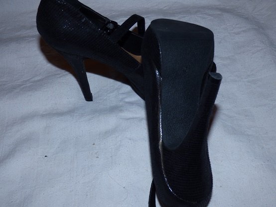 Elegante Schuhe mit Schlangenschuppenoptik