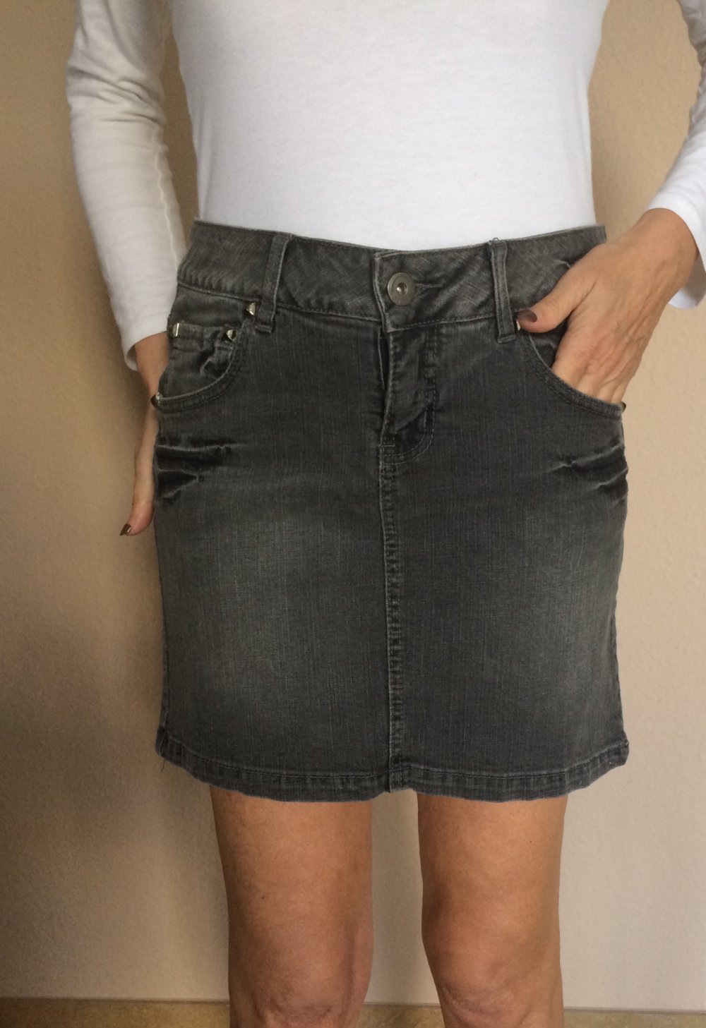 Terranova destroyed Used Look Jeans Rock schwarz mit Nieten Gr.36/38