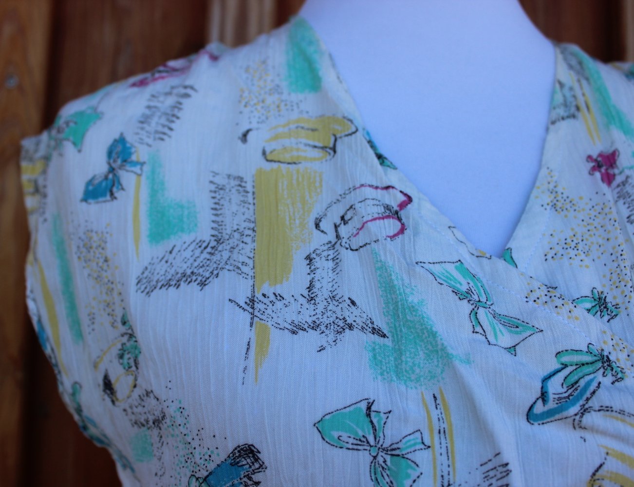 weißes True Vintage Top mit Sonnenhüten, Schleifen und Blumen, Größe 36-40, Unikat