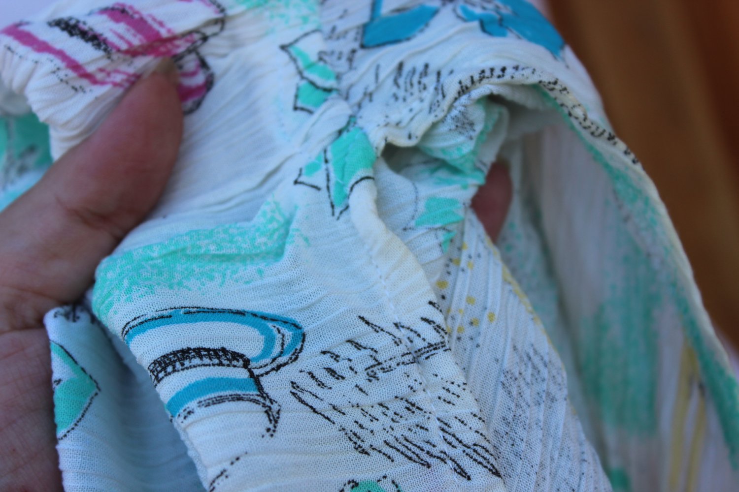 weißes True Vintage Top mit Sonnenhüten, Schleifen und Blumen, Größe 36-40, Unikat