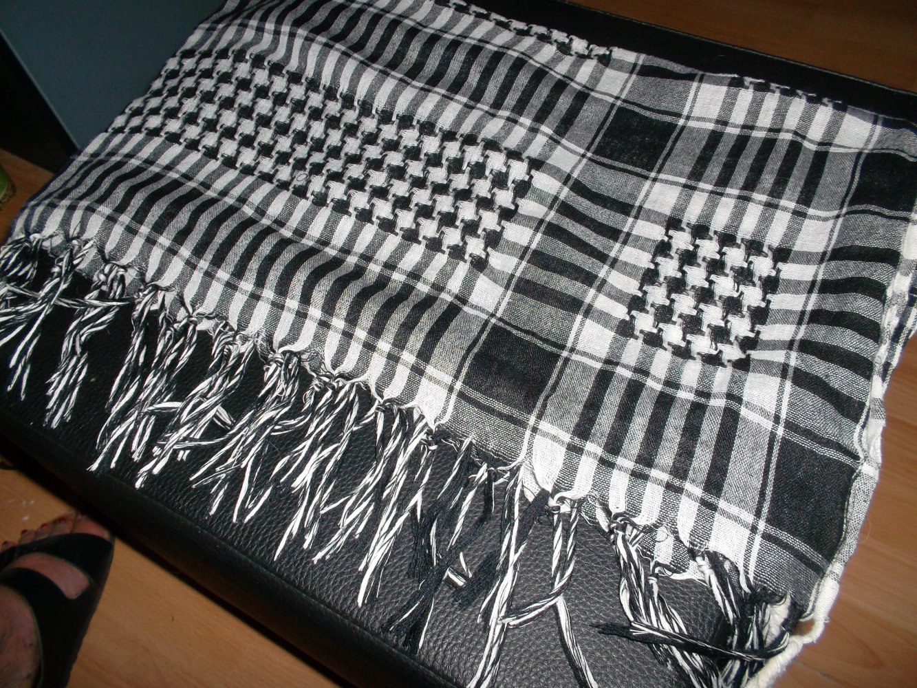 grosser schal bzw tuch,schwarz-weiss,franzen,unisex