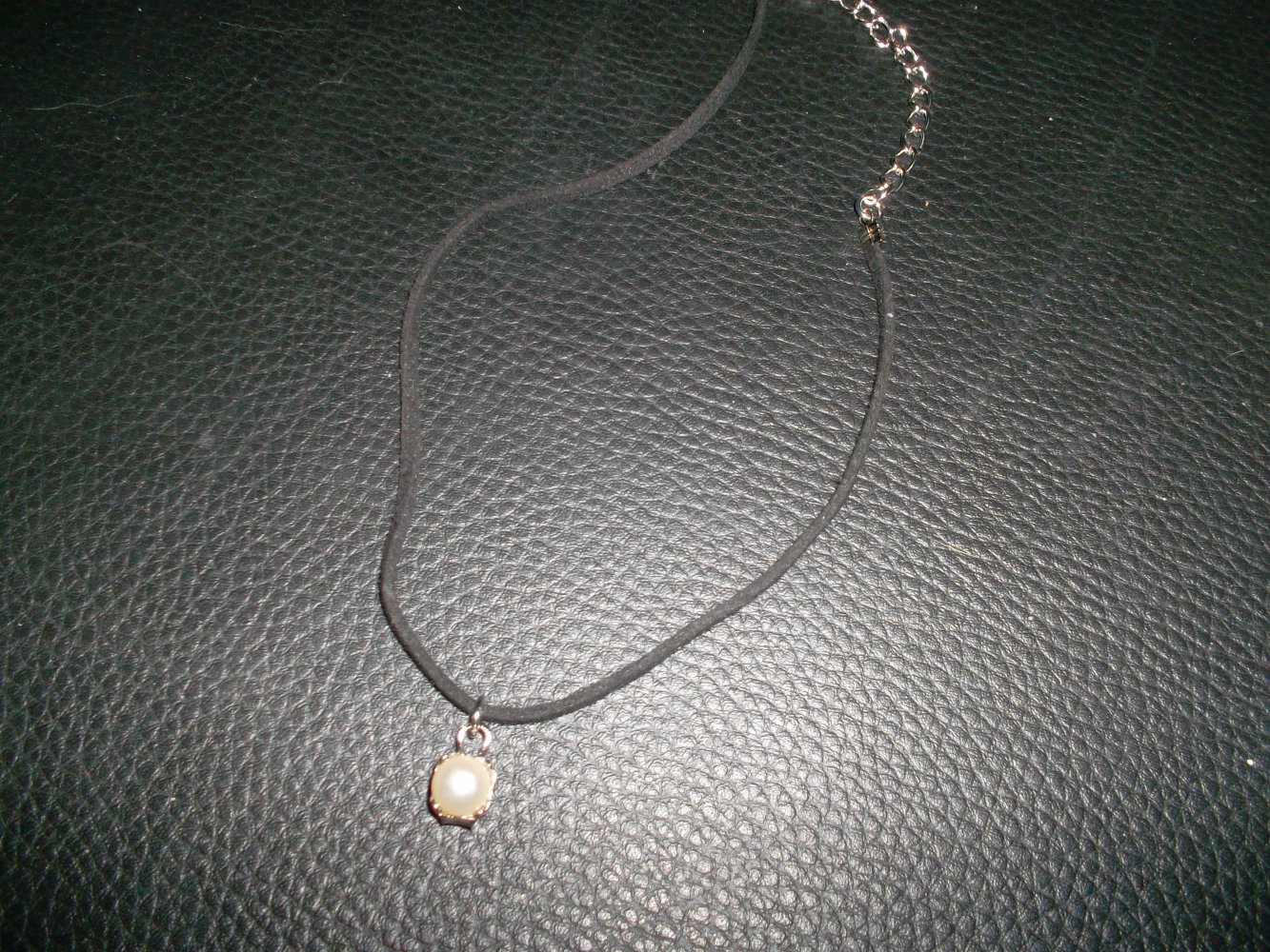 schwarzes halsband,anhänger,weiße perle,38 cm