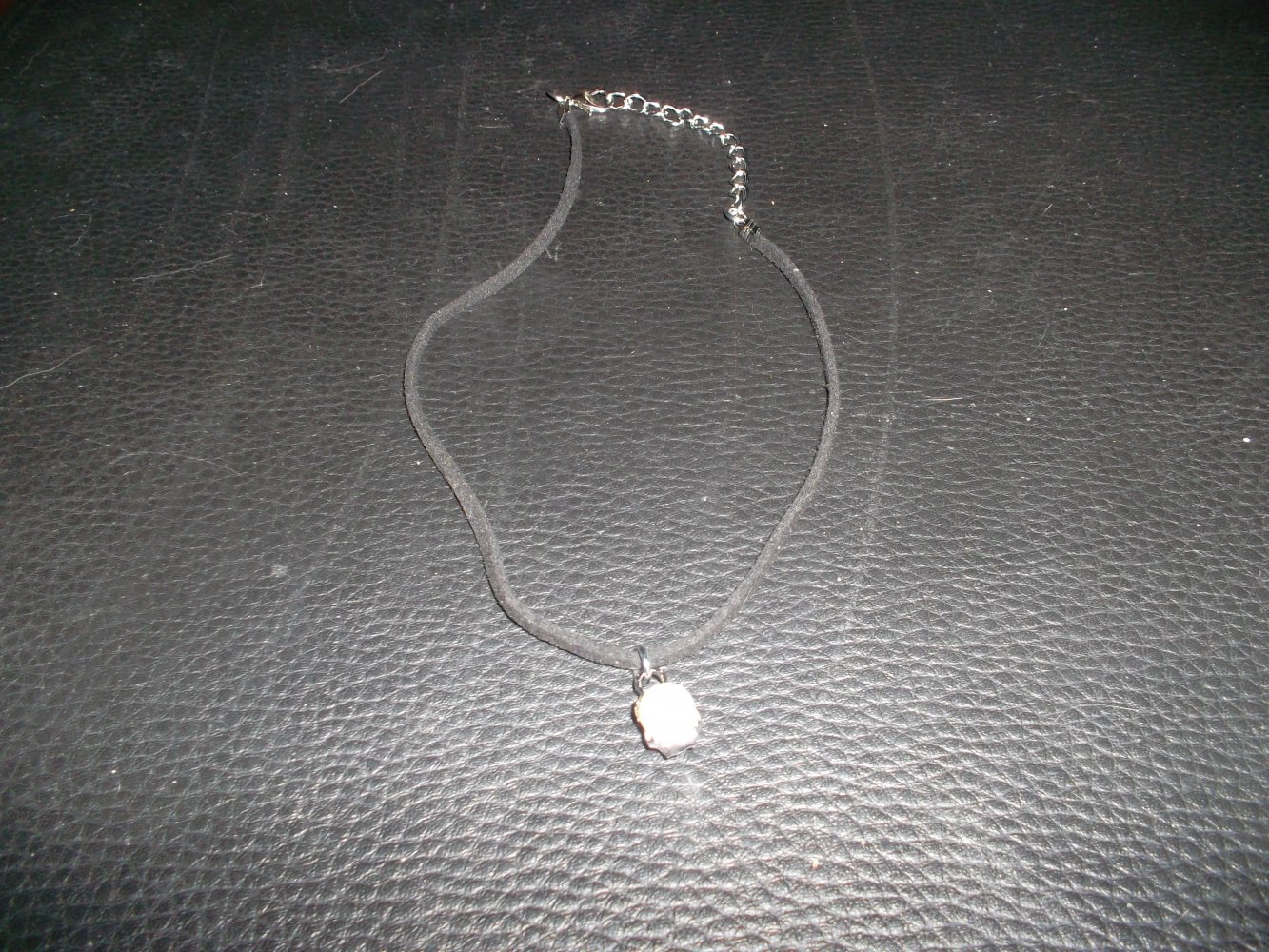 schwarzes halsband,anhänger,weiße perle,38 cm