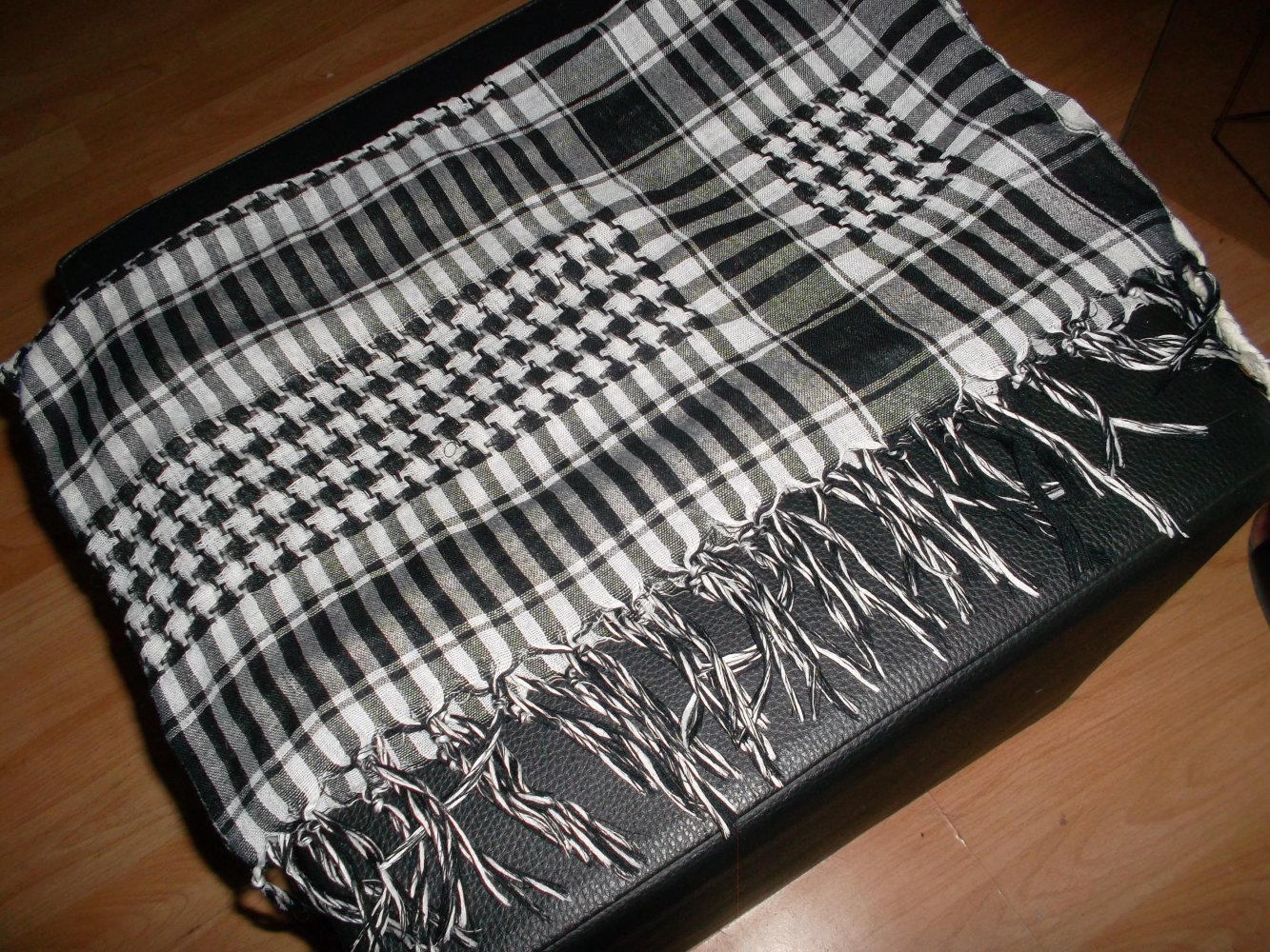 grosser schal bzw tuch,schwarz-weiss,franzen,unisex