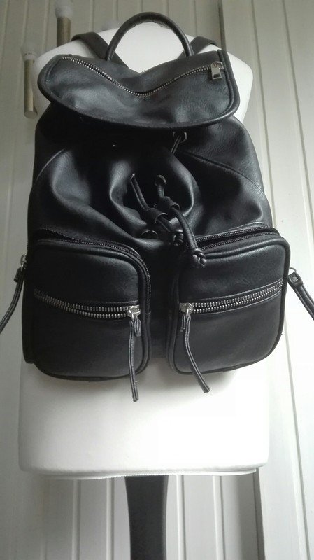 Schwarzer Kunstleder Rucksack