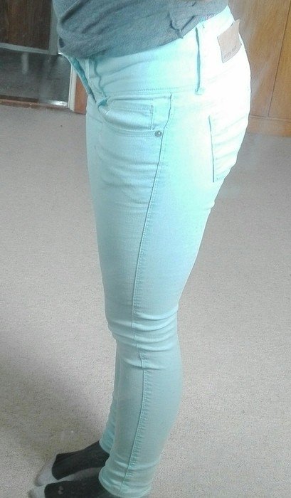 Babyblaue Hose mit goldenen Knöpfen