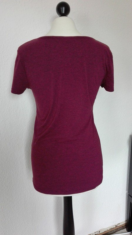 Burgunderrotes T-Shirt