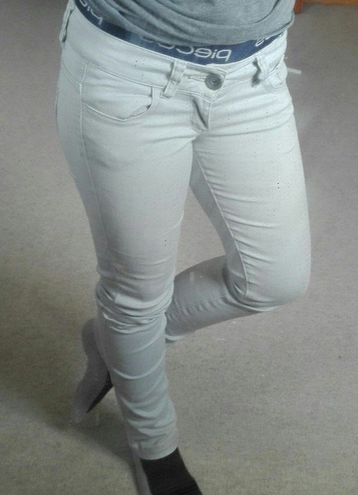 Schöne Hellgraue Röhrenjeans