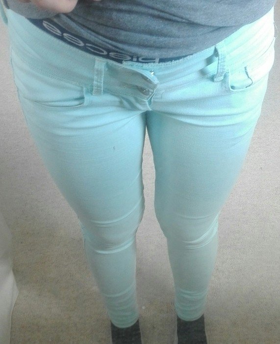 Babyblaue Hose mit goldenen Knöpfen