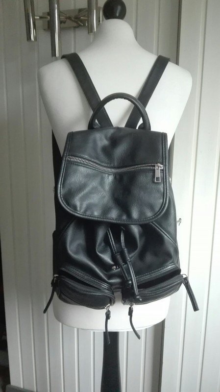 Schwarzer Kunstleder Rucksack