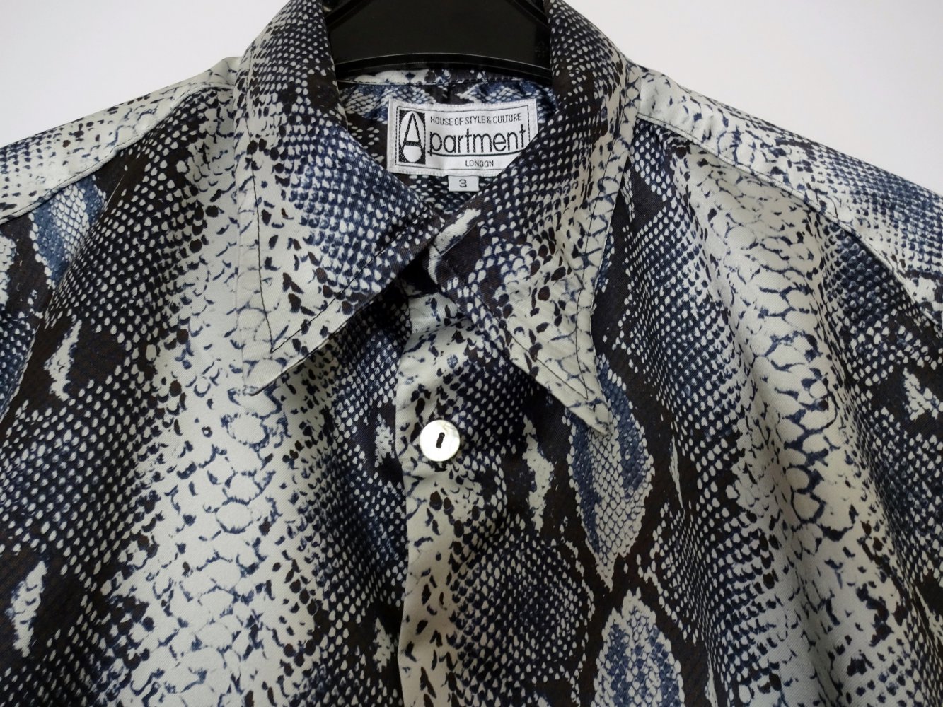 Satinbluse mit Schlangenprint Animalprint England UK Vintage 90er Gr. L