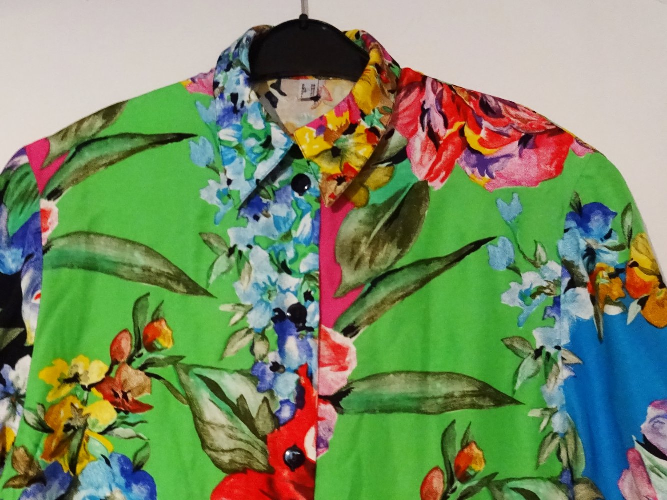 Bunte Vintage Bluse aus den 80er Jahren Blumen Floral Grün Schulterpolster Kurzarm Hemdbluse Sommer Urlaub Gr. M