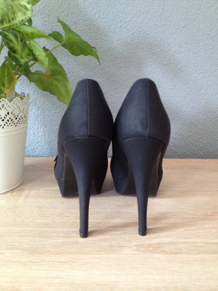 Schwarze pumps mit goldener schnalle