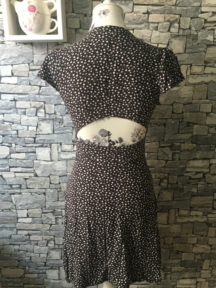 Kleid mit Rückenausschnitt