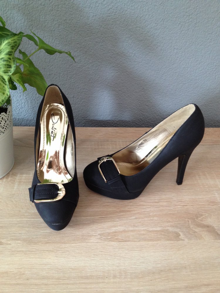 Schwarze pumps mit goldener schnalle