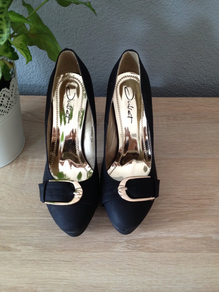 Schwarze pumps mit goldener schnalle