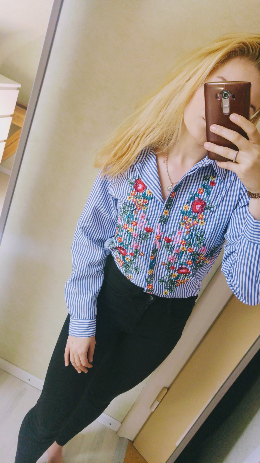 Bluse mit Blumenstick blau-weiß gestreift Gr.38