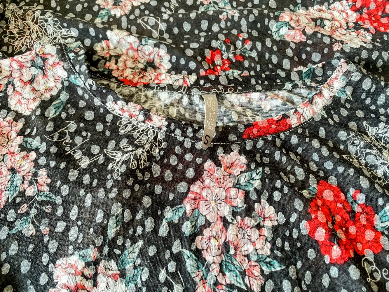 Romantisches Damen-Shirt mit Print von Lisa Tossa – Größe S 