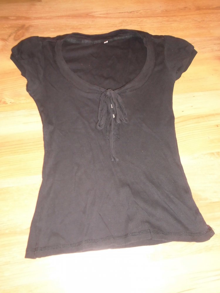 Schwarzes T-Shirt mit Schleife - Größe M/12/38 - guter Zustand! TOP!