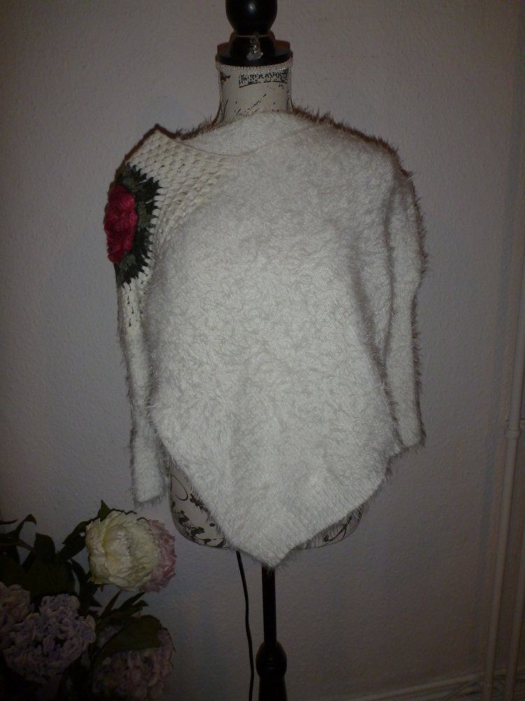 weißer Pullover mit Strickblume Gr. 36/S