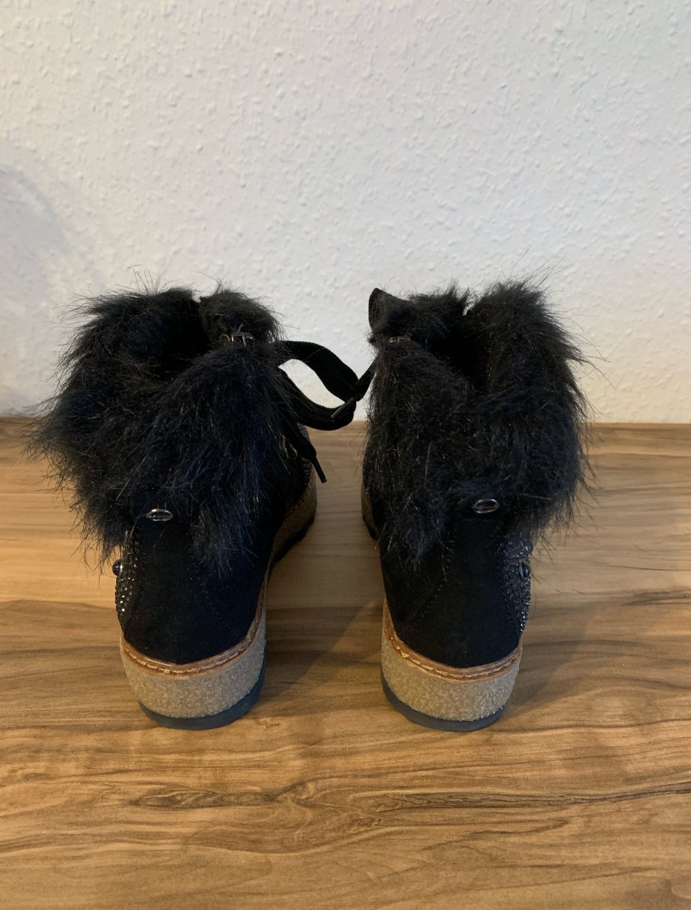 Schwarze Boots mit Strasssteinen