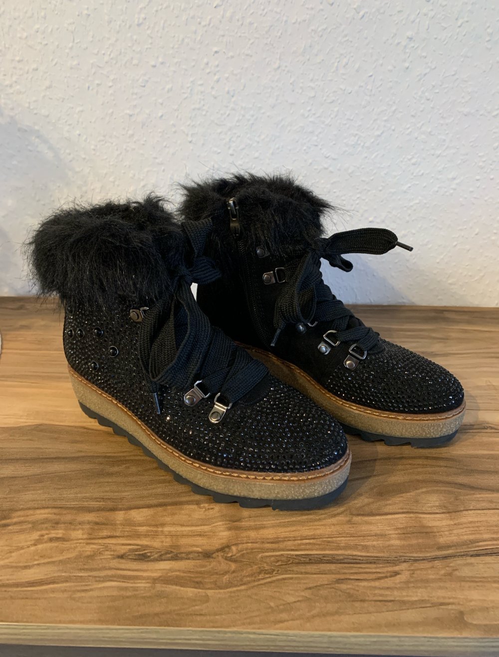 Schwarze Boots mit Strasssteinen