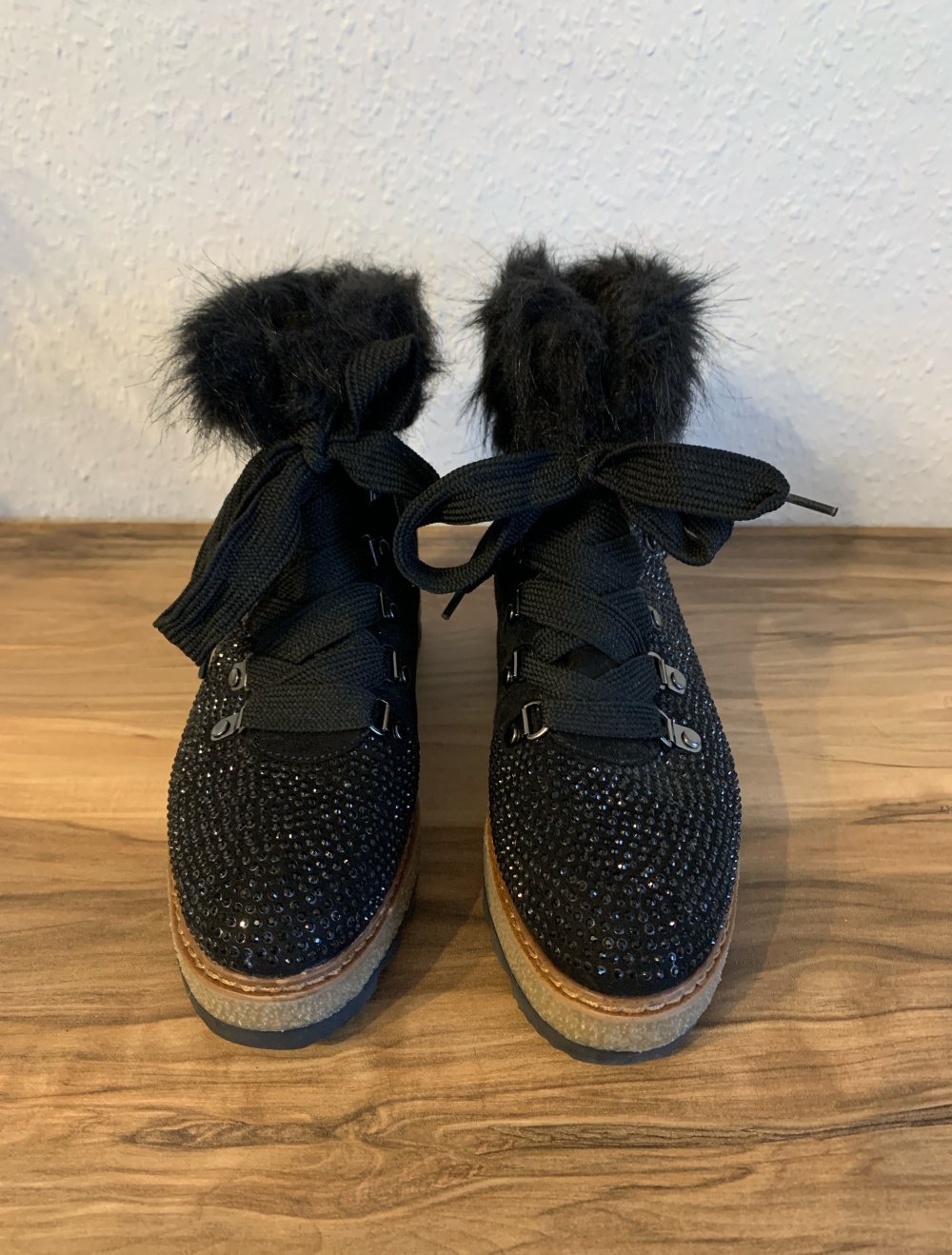 Schwarze Boots mit Strasssteinen