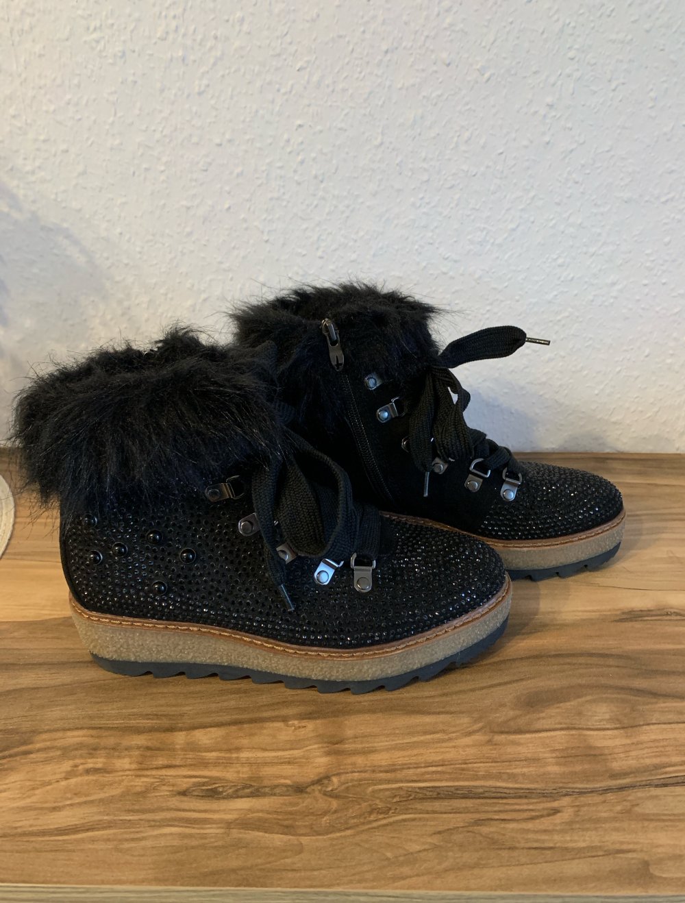 Schwarze Boots mit Strasssteinen