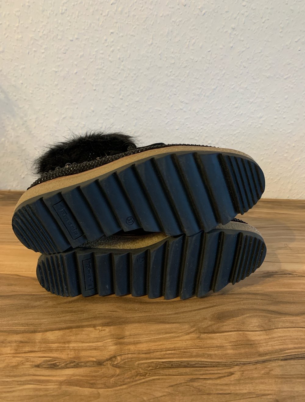 Schwarze Boots mit Strasssteinen
