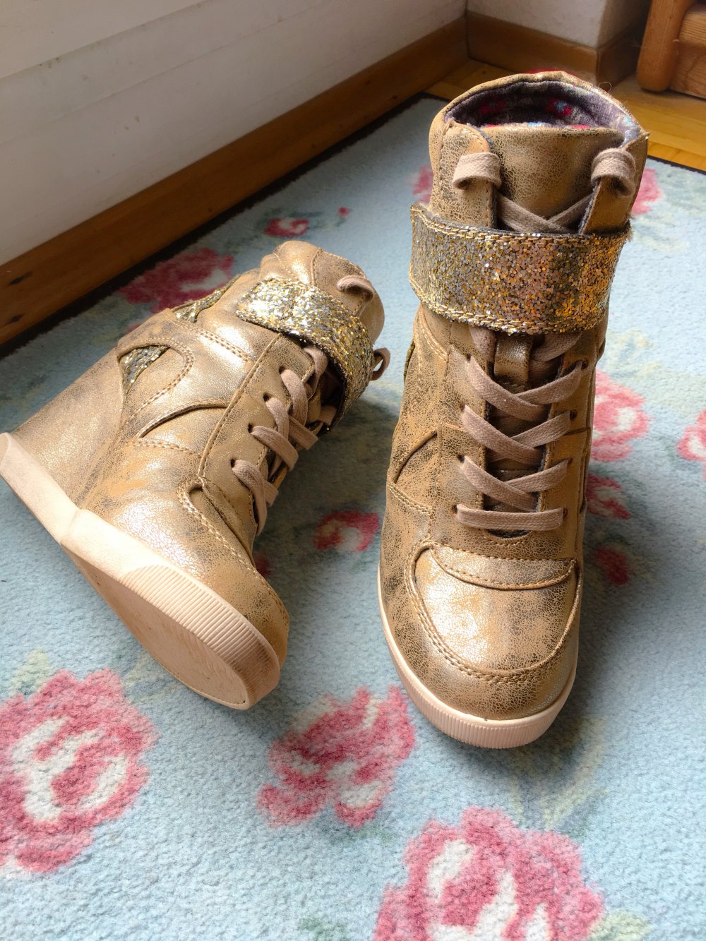 Sneaker gold mit Keilabsatz 