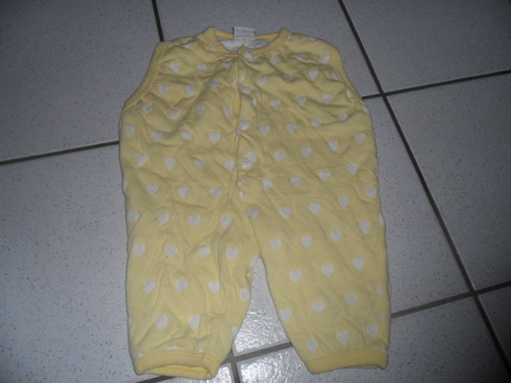 Gelber Strampler/Body mit weißen Herzen Gr. 68