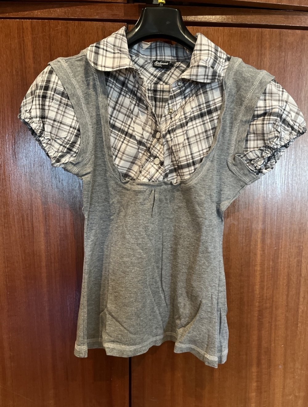 Hübsches T-Shirt von Madonna Shirtbluse grau