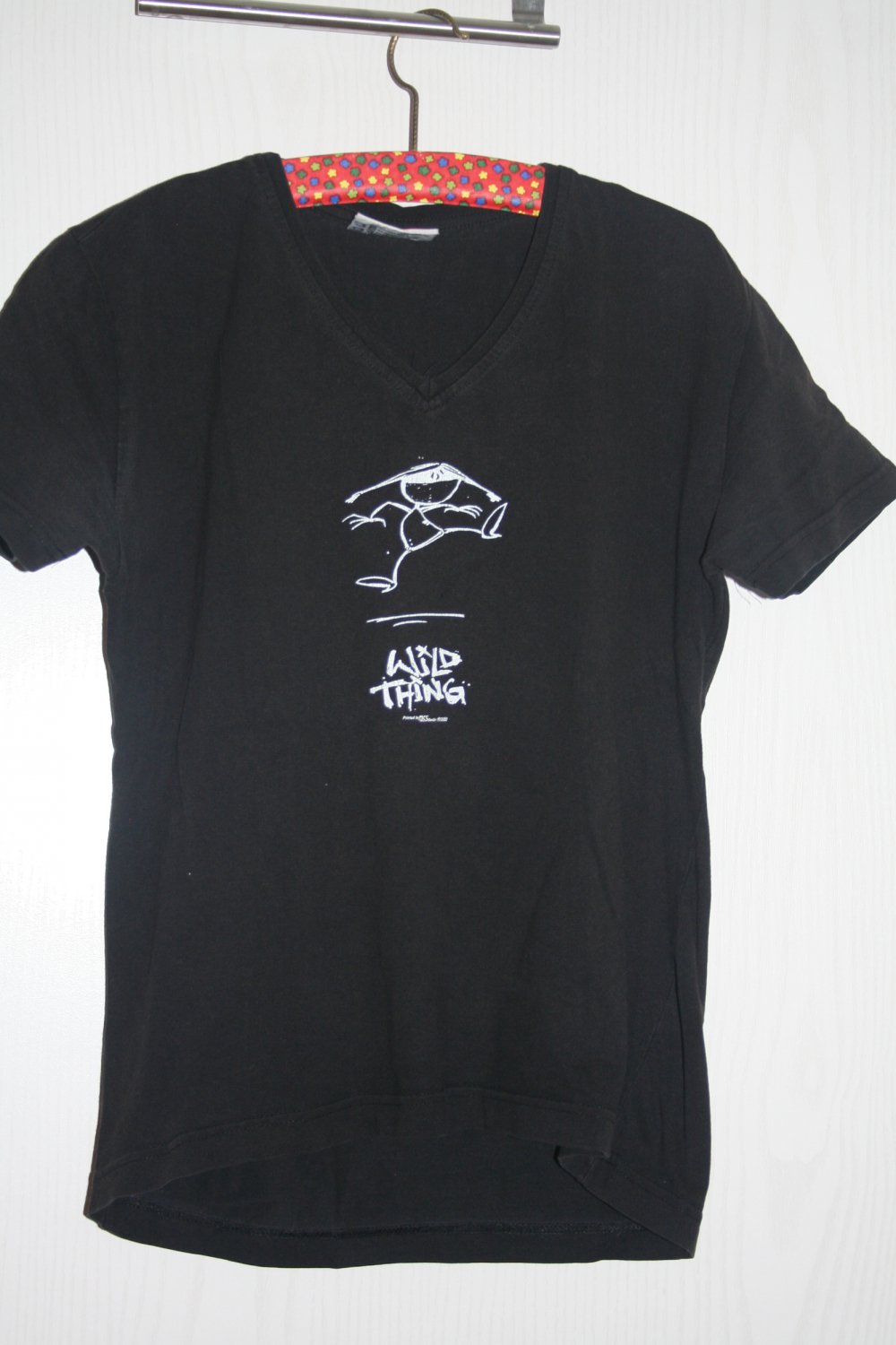 schwarzes T-Shirt mit süßem Aufdruck