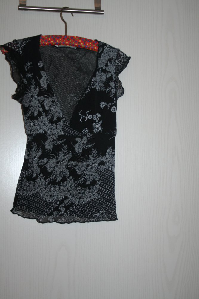 schwarzes leichtes T-Shirt mit Blumenmuster