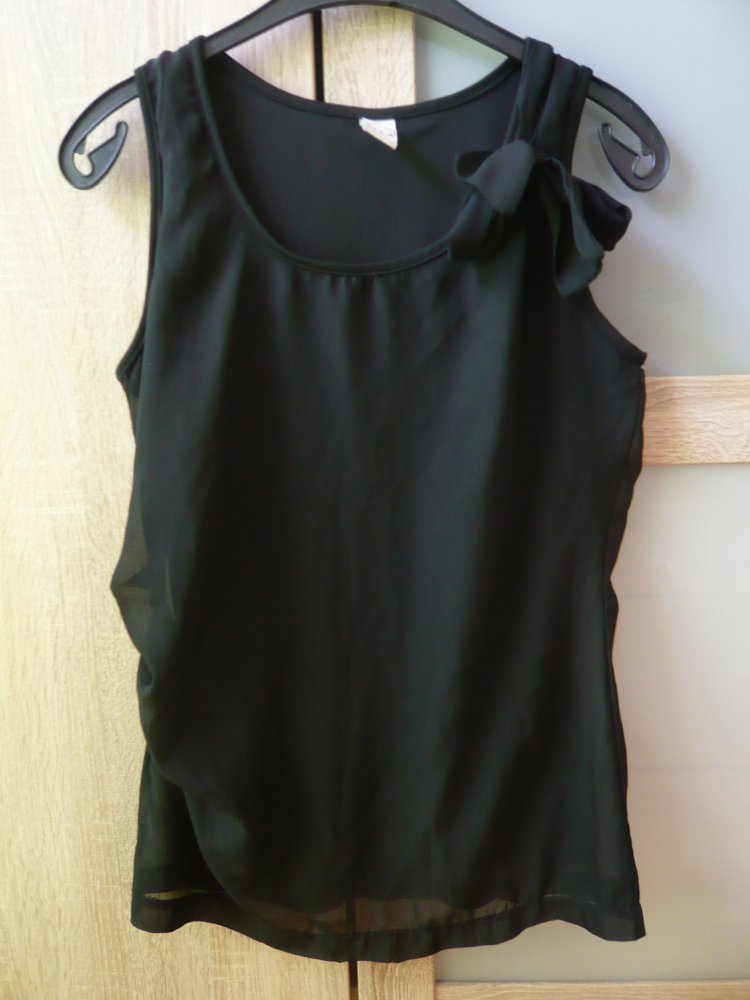 schwarzes Top mit Schleife