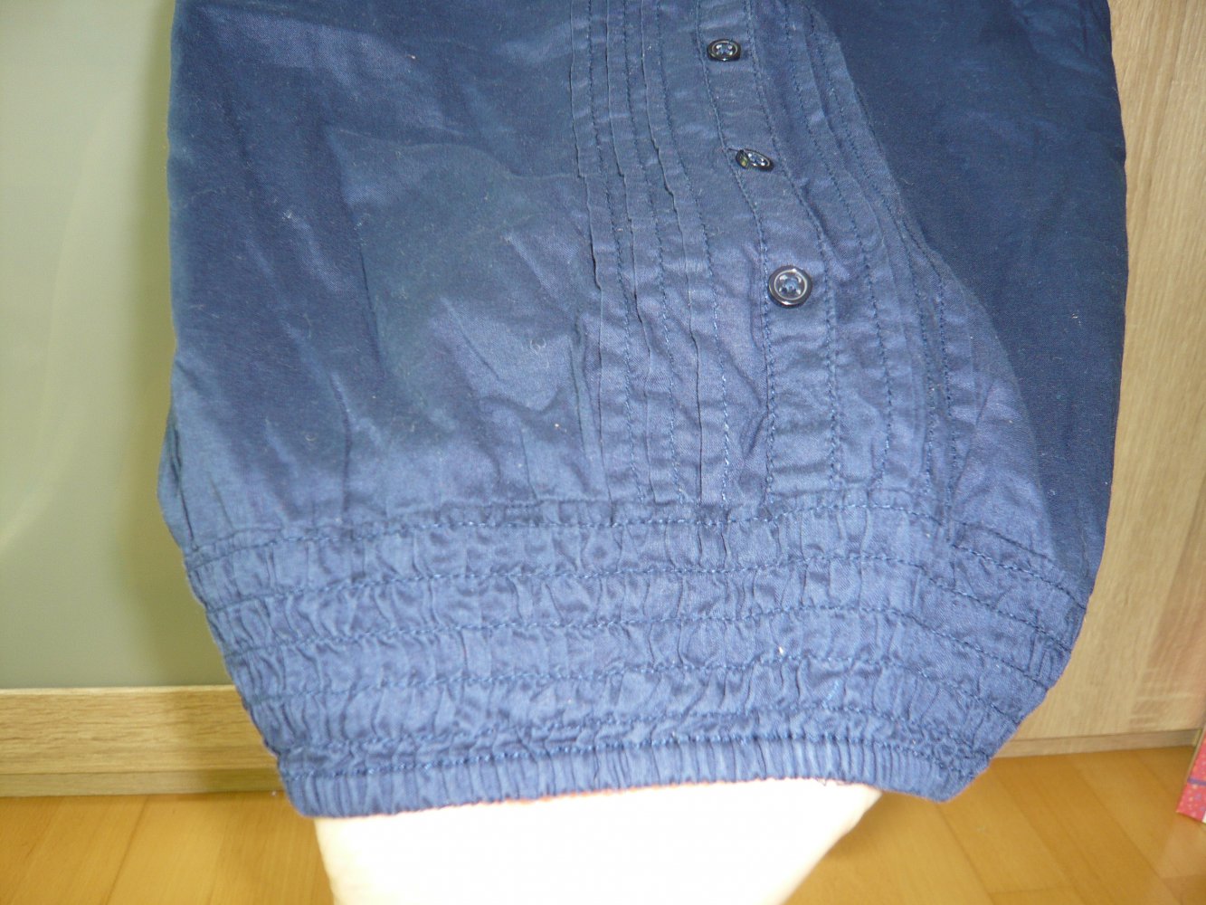 blaues Top mit Rüschen