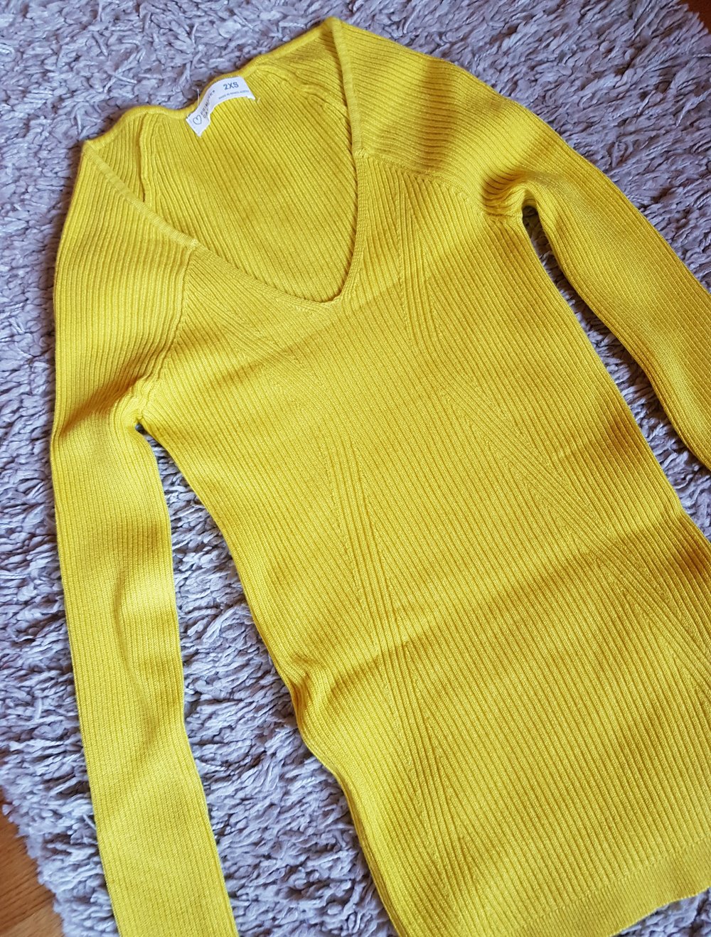 Gelber Strickpullover mit V-Ausschnitt