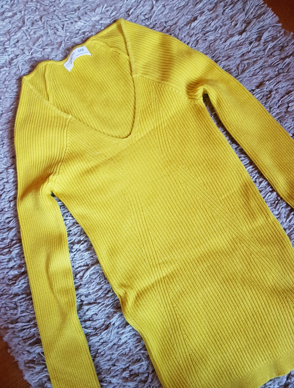 Gelber Strickpullover mit V-Ausschnitt
