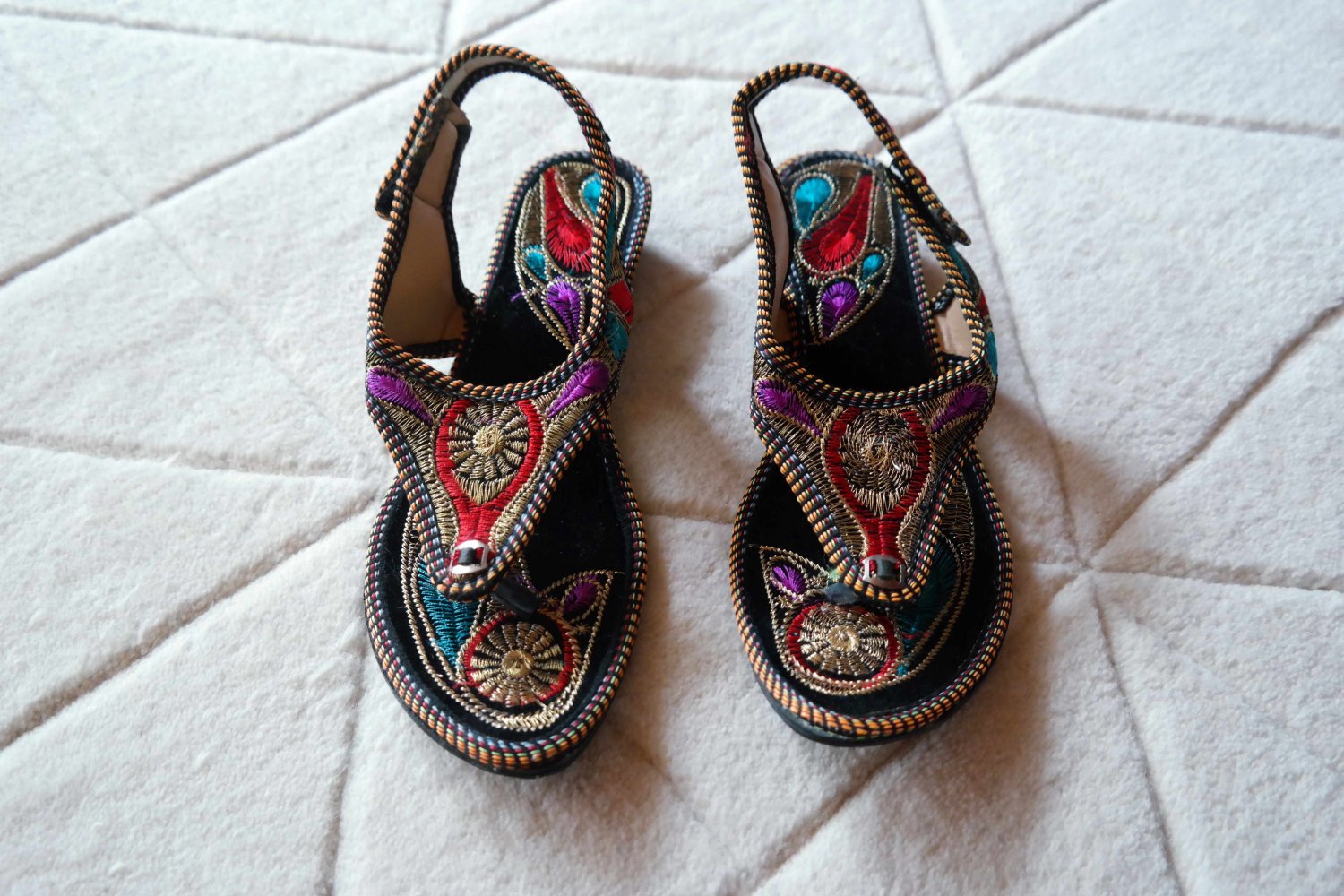 Sandalen Sandaletten Zehentrenner Stickerei bestickt Hippie Ethno 39