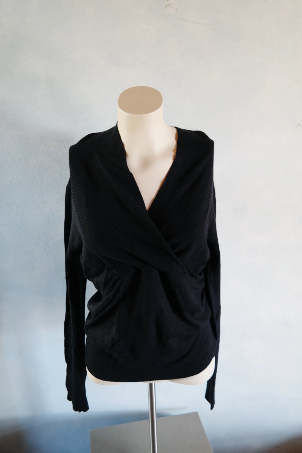 Zero Base Pullover V-Ausschnitt schwarz 38 M schulterfrei toller Ausschnitt 