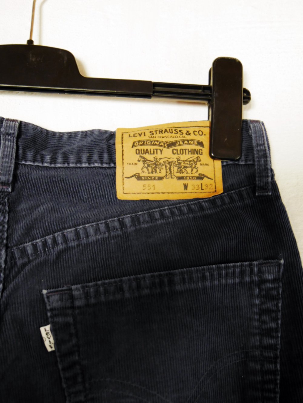 Levis Cordhose 551 dunkelblau 33 / 32 Cord Feincord marine blau Levi`s