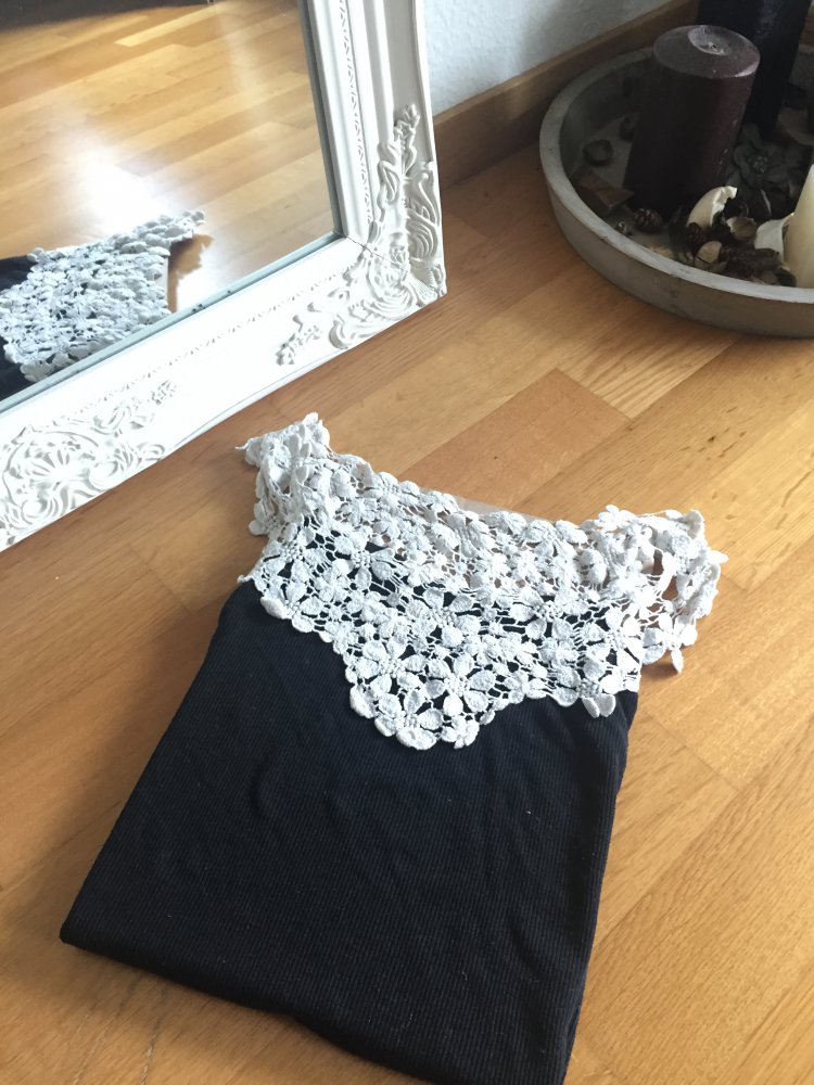Schwarzes Top mit Spitzbesatz - Grosse S (/ M)